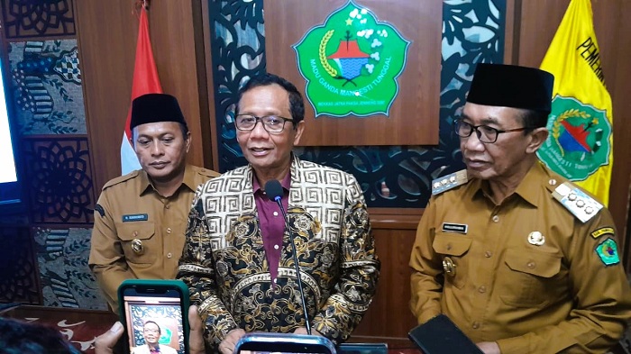 KOMITMEN: Pakar Hukum Tata Negara Mahfud MD didampingi Bupati Pamekasan KH Kholilurrahman dan Wabup Sukriyanto saat wawancara di Peringgitan Dalam Pendopo Ronggosukowati Selasa (6/1).