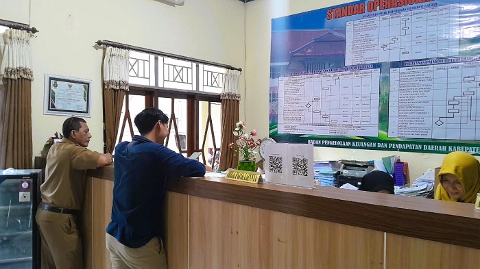 RAMAH: Warga sedang mengakses layanan pembayaran PBB P2 di kantor BPKPD Pamekasan Selasa (6/1). (M. KHOLIL RAMLI/JPRM)