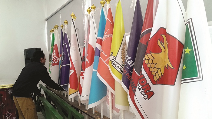 PARPOL: Petugas KPU Pamekasan sedang merapikan bendera partai politik peserta Pemilu 2024 Selasa (6/1). (M. KHOLIL RAMLI/JPRM)