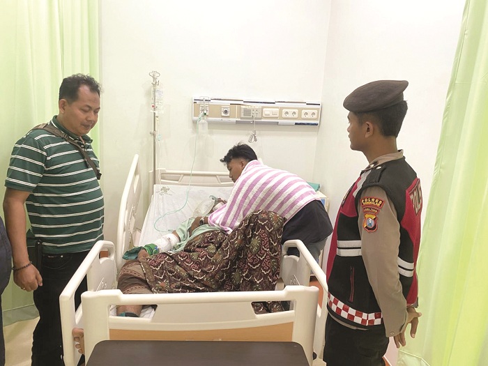 TERGELETAK: Sakroni, pelaku pembegalan di Desa Kebun, Kecamatan Kamal, saat dirawat di RSUD Syamrabu Bangkalan, Sabtu (3/1). (POLRES BANGKALAN UNTUK JPRM)