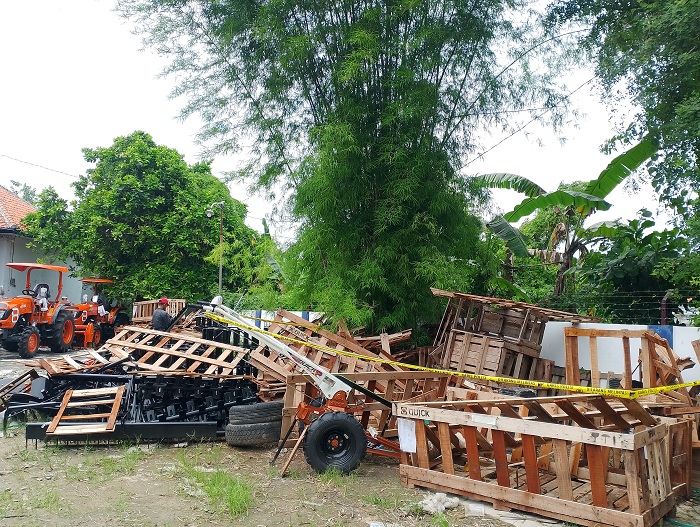 DIPASANGI GARIS POLISI: Warga berada di sekitar TKP pencurian mesin hand tractor di kantor Disperta KP Sampang Selasa (6/1). (UBAIDILLAHIR RAIE/JPRM)