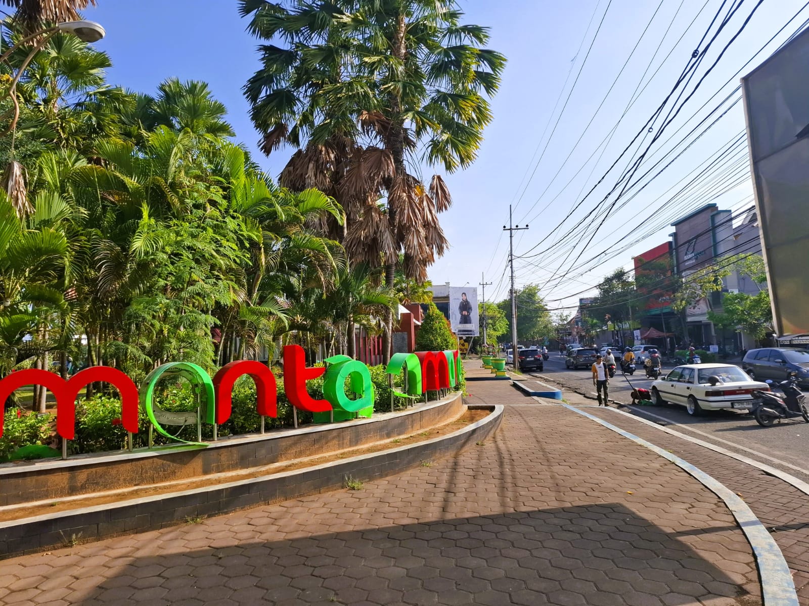 SEPI: Masyarakat tengah beristirahat di Taman Tajamara, Desa Kolor, Kecamatan Kota Sumenep, Senin (5/01).