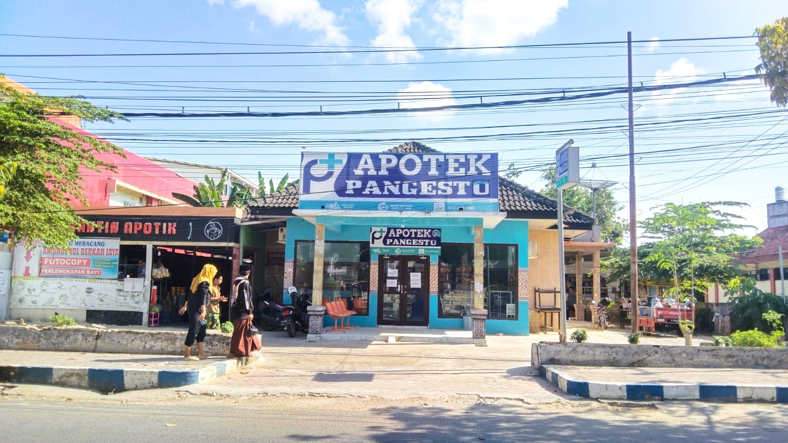 SUMBER PAD: Sejumlah masyarakat melintas di depan Apotek Pangestu milik PD Sumekar di Jalan Dr Cipto, Kolor, Kecamatan Kota Sumenep, Senin(4/12).