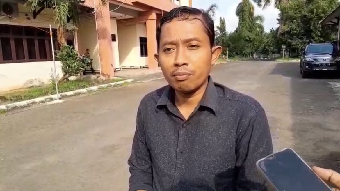 BERI KETERANGAN: Marlaf Sucipto, kuasa hukum empat terdakwa kasus kekerasan terhadap ODGJ sedang menyampaikan hasil persidangan di Pengadilan Negeri Sumenep.