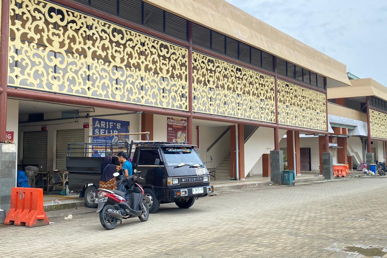 MEGAH: Pengunjung berada di Pasar Kolpajung, Senin (5/12).