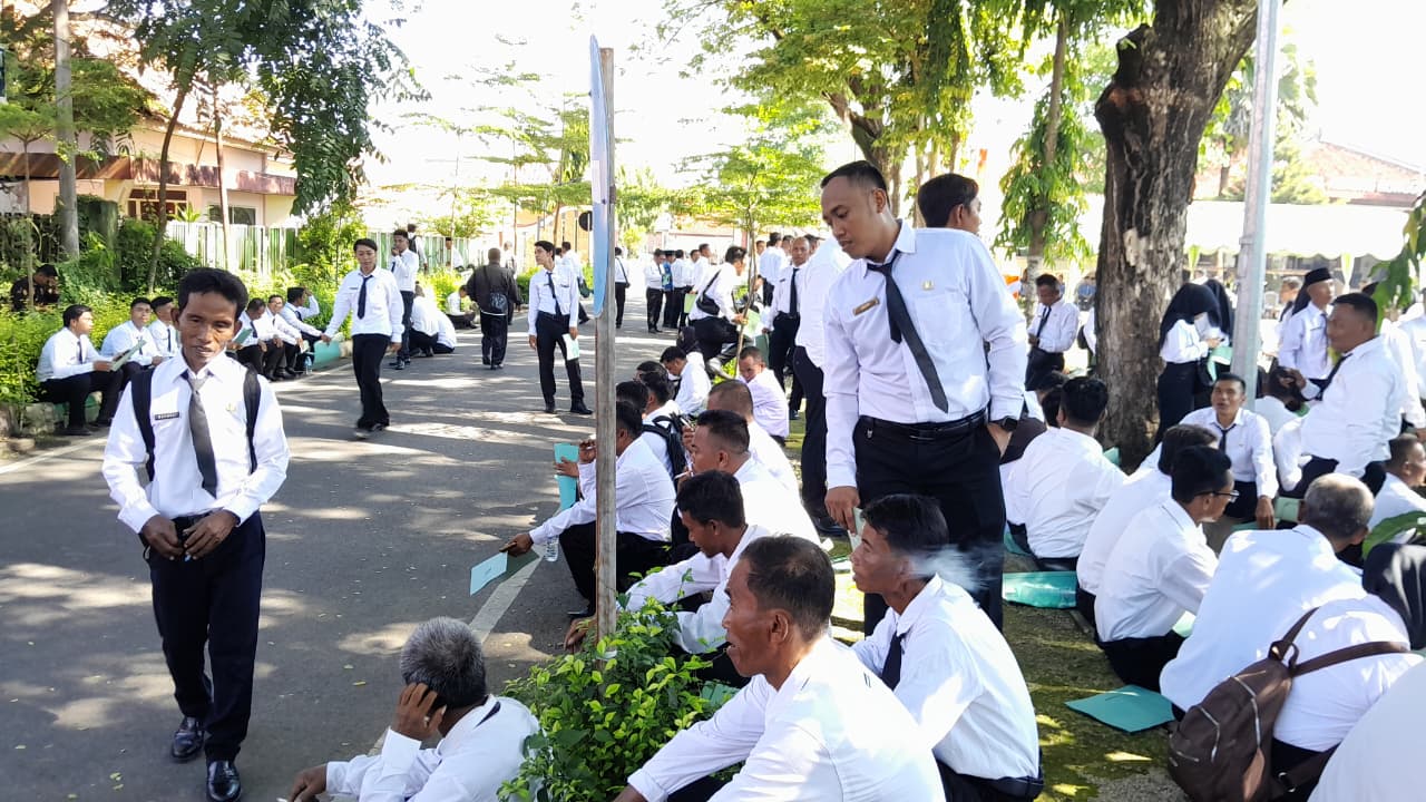 ABDI NEGARA: ASN PPPK paro waktu mengikuti proses pelantikan di Lapangan Nagara Bhakti Pamekasan, Rabu (17/12/2025).