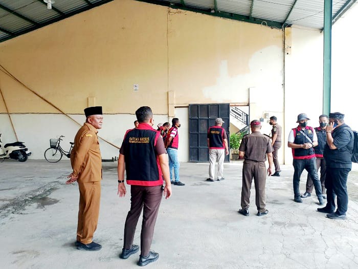 DALAMI PENYIDIKAN: Penyidik Kejari Sampang saat melakukan pengeledahan di rumah Ketua Gapensi Jatim Mohammad Syarifudin, Senin (22/12/2025). (UBAIDILLAHIR RAIE/JPRM)