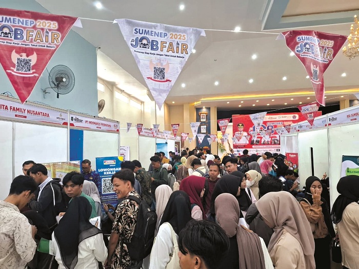 RAMAI: Ratusan pencari kerja saat mengikuti kegiatan job fair di Gedung Korpri Sumenep, Rabu (17/9/2025). (MOH. LATIF/JPRM)