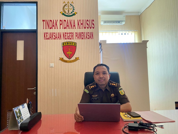 RAMAH: Kasipidsus Kejari Pamekasan Ali Munip saat ditemui di ruang kerjanya, Senin (29/12/2025). (MOH. IQBAL AFGANI/JPRM)