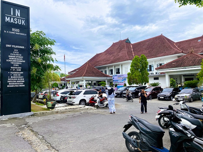 LAYANAN KESEHATAN: Masyarakat berkunjung ke RSUD Smart Pamekasan Selasa (6/1). (MOH. IQBAL AFGANI/JPRM)