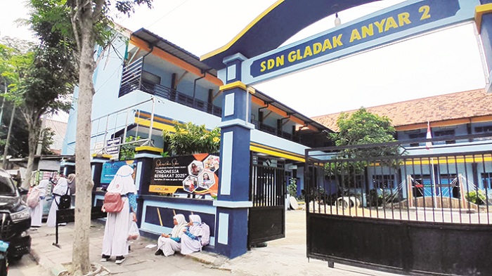 RUANG BELAJAR: Sejumlah murid sedang beraktivitas di sekitar SDN Gladak Anyar 2, Pamekasan, Rabu (7/1). (M. KHOLIL RAMLI/JPRM)