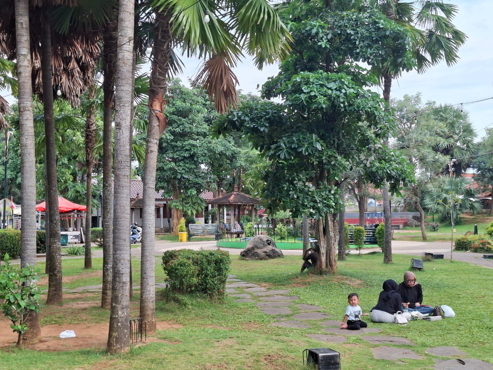 TEDUH: Sejumlah masyarakat tengah bersantai di area Taman Tajamara, Desa Kolor, Kecamatan Kota Sumenep, Selasa (6/12).