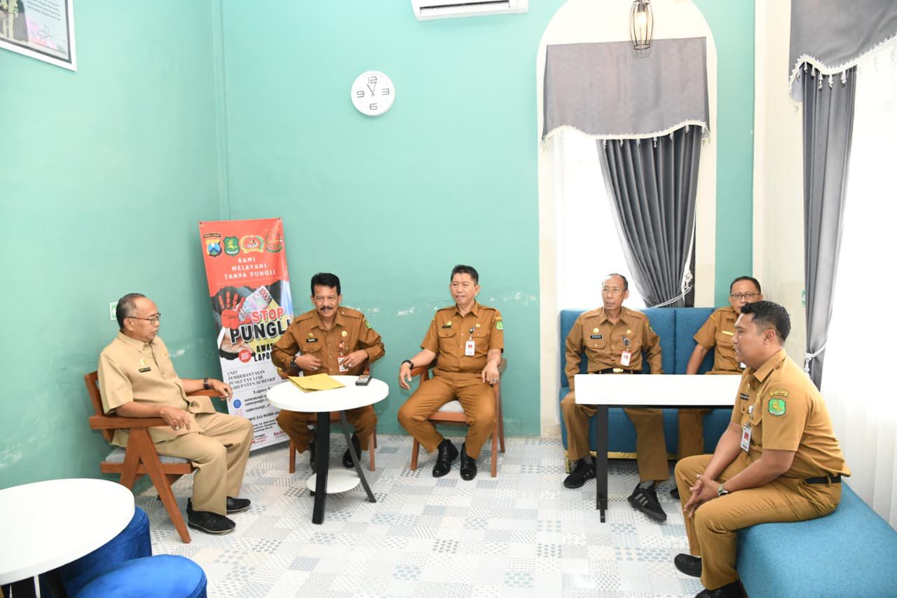 TURUN LANGSUNG: Pj Sekkab Sumenep Achmad Syahwan Efendi (tiga dari kiri) bersama para asisten saat melakukan kunjungan ke kantor disnaker, Senin (5/1).
