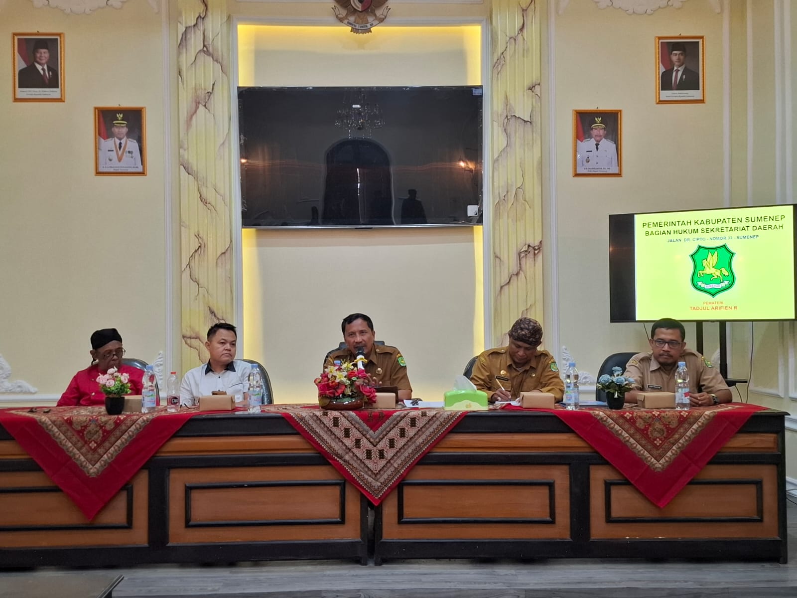 FOKUS: Kepala DKPP Sumenep Moh. Ramli (tengah) saat menyampaikan sambutan dalam acara pembinaan UMKM di Graha Niaga Bung Hatta DKUPP, kemarin (6/1).