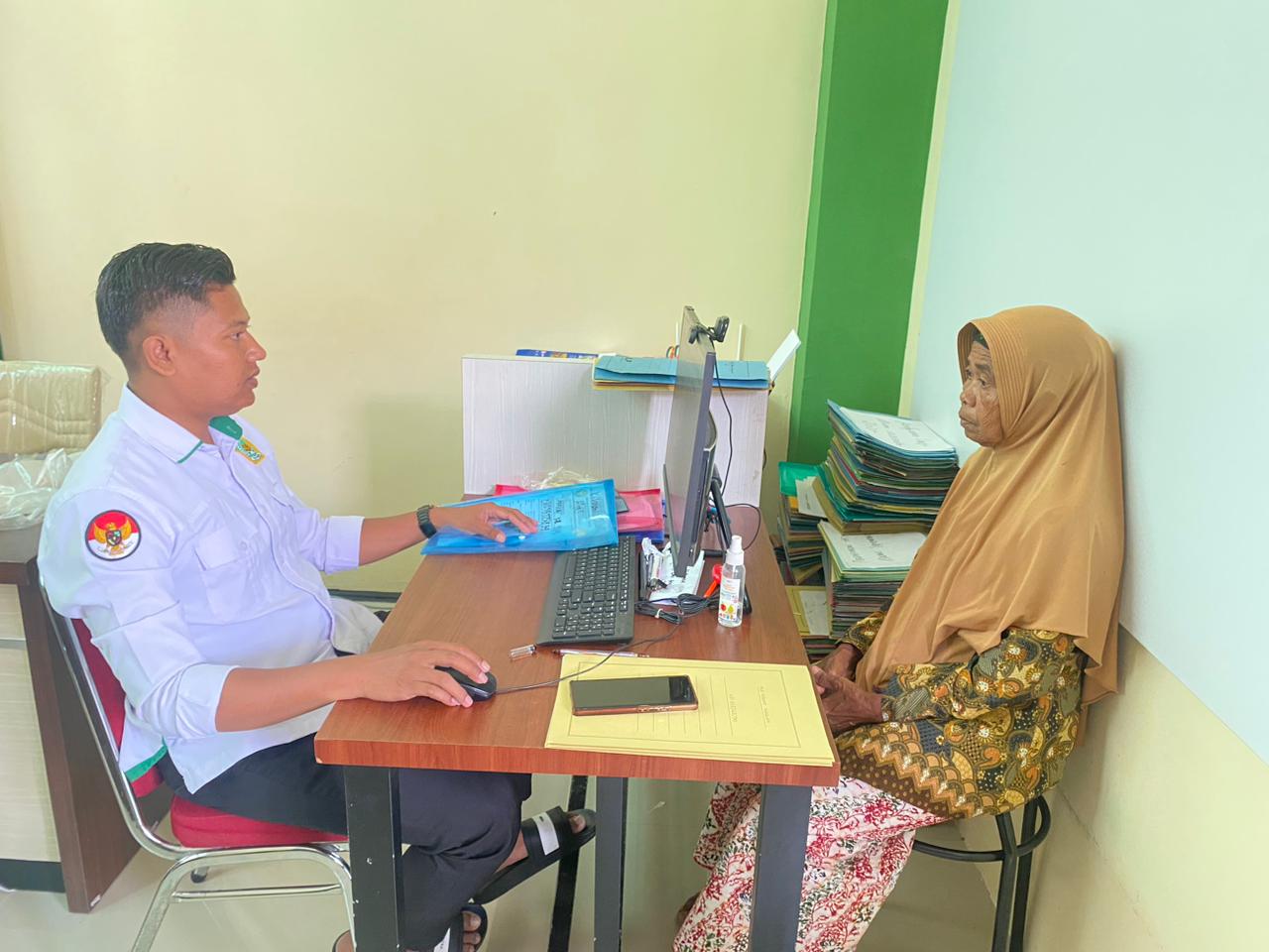 PEMBERKASAN: Petugas saat membantu CJH untuk kebutuhan pendataan di Kantor Kemenhaj Sampang, Kamis (25/12/25).