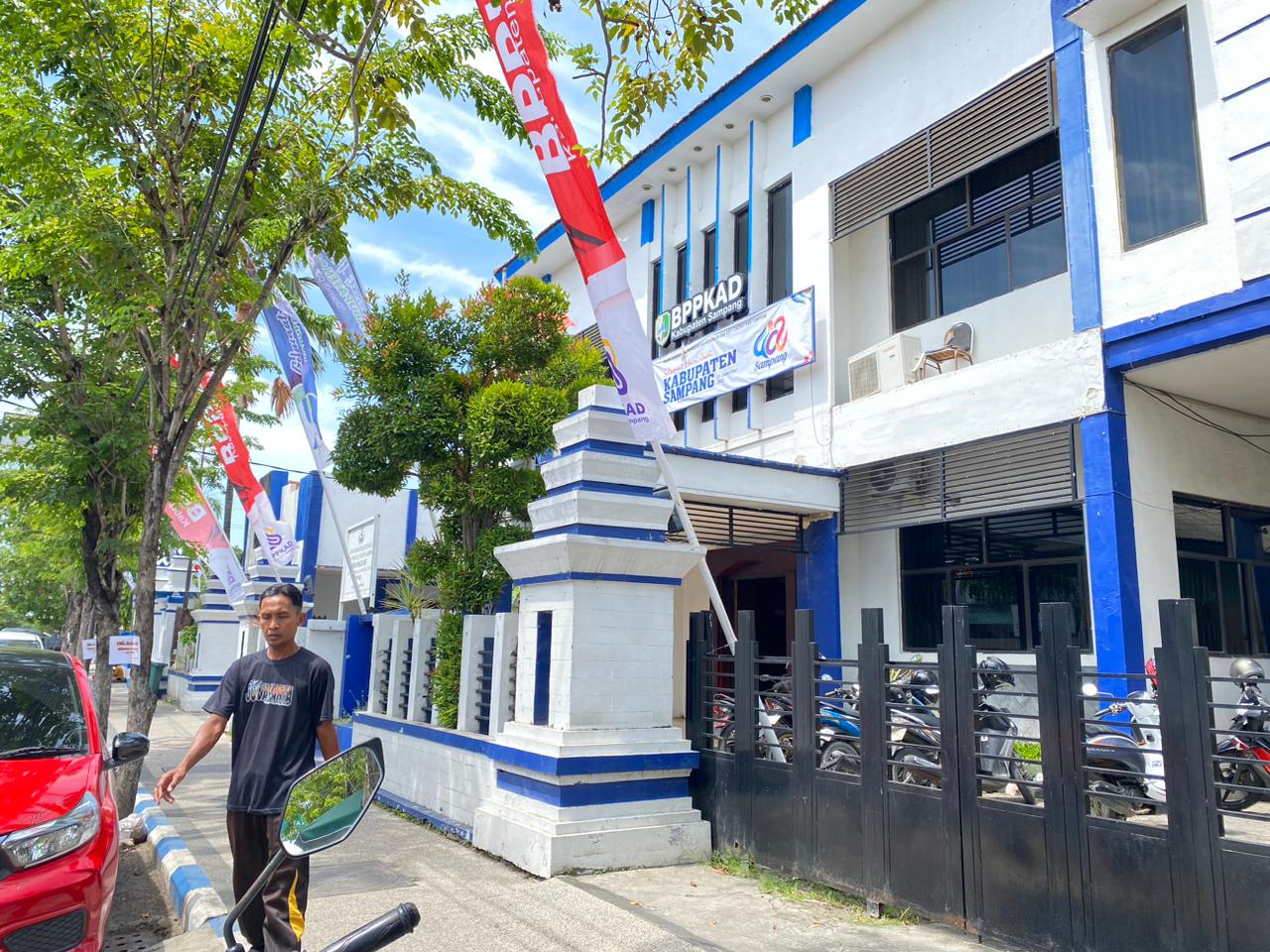 LENGANG: Warga melintas di depan Kantor BPPKAD Sampang Senin (29/12/2025).