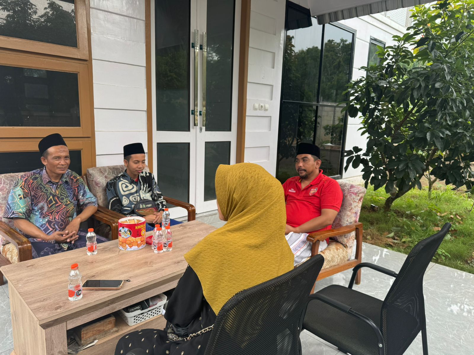APRESIASI: Ach. Farhan bersama orang tuanya bersilaturahmi ke kediaman Direktur CV Jawara Internasional Djaya Marsuto Alfianto (kaus merah) Senin (5/1).