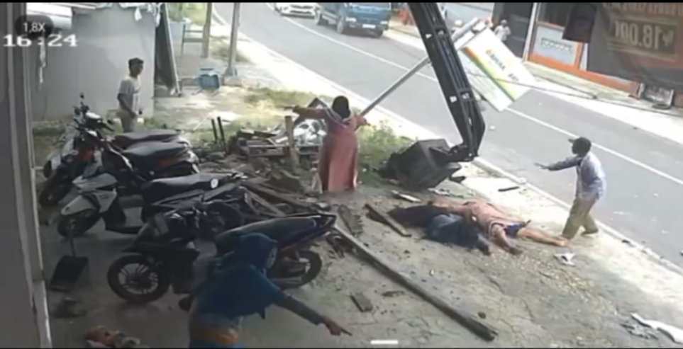 JATUH: Warga berupaya mengevakuasi korban laka lantas di Jalan Raya Dusun Beltok, Desa Plakpak, Kecamatan Pegantenan, Pamekasan, Rabu (7/1).
