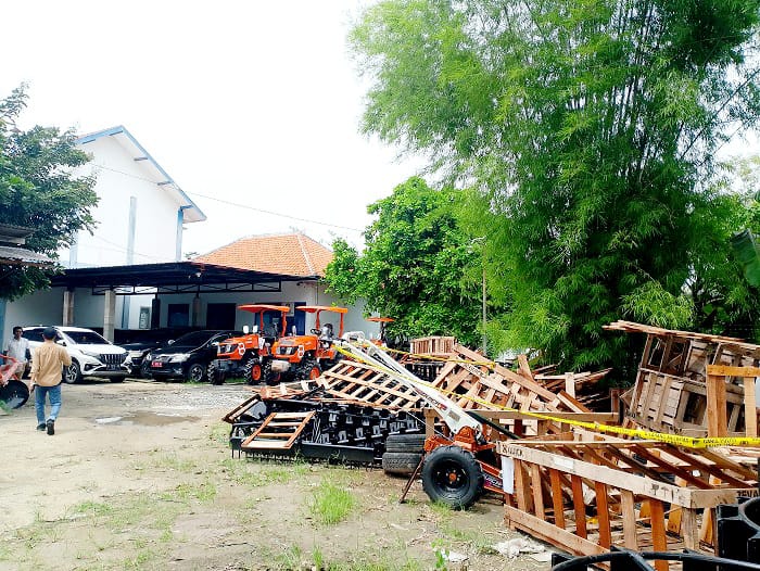 BARANG BUKTI: Warga berada di sekitar kerangka mesin hand tractor yang dipasangi garis polisi di halaman belakang kantor Disperta KP Sampang Rabu (7/1). (UBAIDILLAHIR RAIE/JPRM)