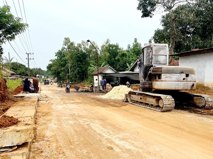 BERANTAKAN: Sejumlah pekerja PT Dua Putri Kedaton sedang menggarap pemadatan jalan kabupaten di ruas Desa Pakondang, Kecamatan Rubaru, Sumenep, Rabu (7/1). (MOH. IQBAL/JPRM)