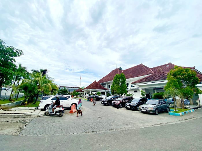 LAYANAN KESEHATAN: Pengunjung berada di halaman RSUD Smart Pamekasan, Selasa (6/1). (MOH. IQBAL AFGANI/JPRM)