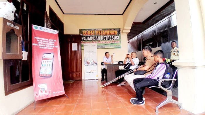MENUNGGU: Warga sedang membayar pajak di kantor BPKPD Pamekasan Rabu (7/1). (M. KHOLIL RAMLI/JPRM)