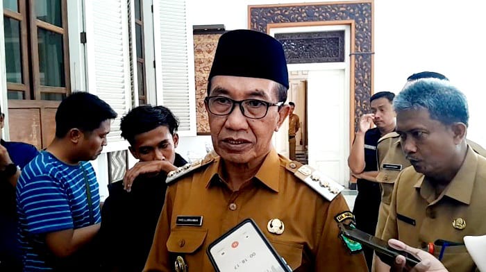TEGAS: Bupati Pamekasan KH Kholilurrahaman saat wawancara dengan awak media di Peringgitan Dalam Pendopo Ronggosukowati, Senin (5/1). (M. KHOLIL RAMLI/JPRM)