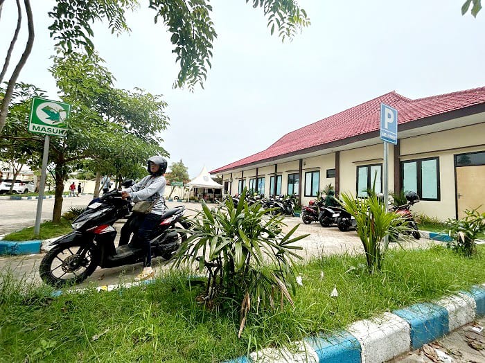 JALAN PROTOKOL: Kendaraan tampak terparkir di sepanjang Jalan Panglima Sudirman, Bangkalan, Selasa (6/1). (VIVIN AGUSTIN HARTONO/JPRM)