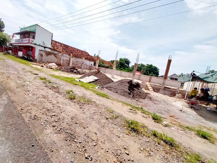 TANPA AKTIVITAS: Pembangunan gedung KDKMP di Desa Keleyan, Kecamatan Socah, Bangkalan, Selasa (6/1). (VIVIN AGUSTIN HARTONO/JPRM)