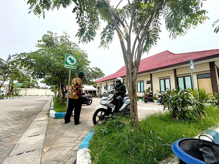 DIKELOLA PROVINSI: Petugas parkir berada di halaman kantor Samsat Bangkalan Rabu (7/1). (VIVIN AGUSTIN HARTONO/JPRM)