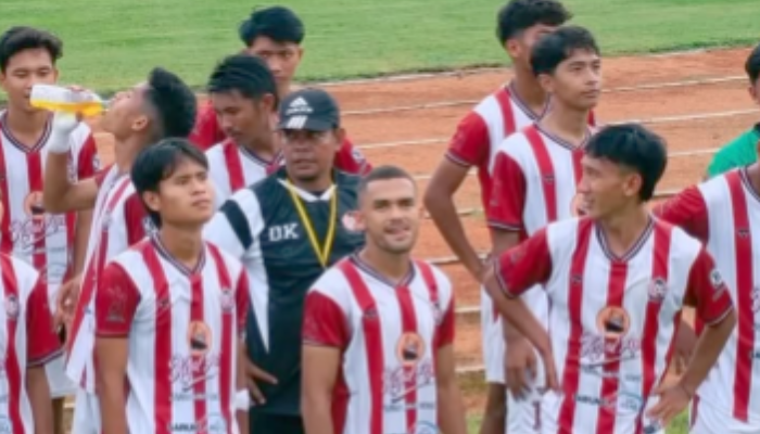 MAKSIMAL: Pemain dan tim berkumpul usai laga melawan Persekam Kabupaten Malang di SGMRP Pamekasan, Selasa (6/1).