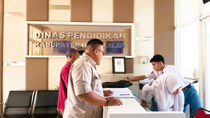 MINTA PERTANGGUNGJAWABAN: Sayadi, ahli waris SDN Buddan 2, Kecamatan Tanah Merah, didampingi kuasa hukumnya saat mendatangi kantor Dispendik Bangkalan, Selasa (2/12/2025). (ZEINAL ABIDIN/JPRM)