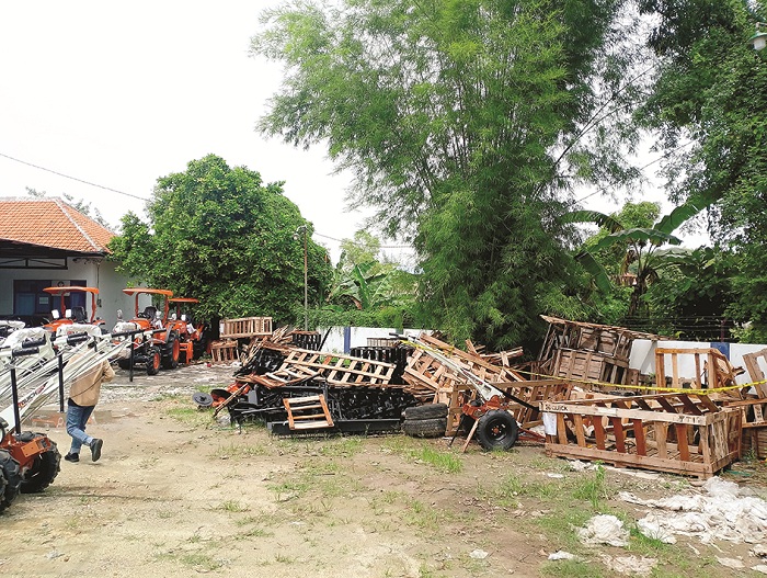 RAIB: Warga berada di sekitar TKP hilangnya mesin hand tractor yang dipasangi garis polisi di halaman belakang kantor Disperta KP Sampang, Rabu (7/1). (UBAIDILLAHIR RAIE/JPRM)