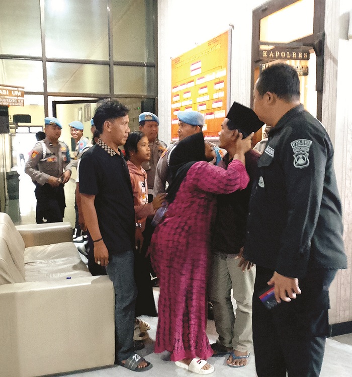 DIKAWAL KELUARGA: Seorang perempuan mendekati Mad Jari setelah keluar dari ruang Kapolres Sampang, Rabu (29/10/2025). (UBAIDILLAHIR RAIE/JPRM)