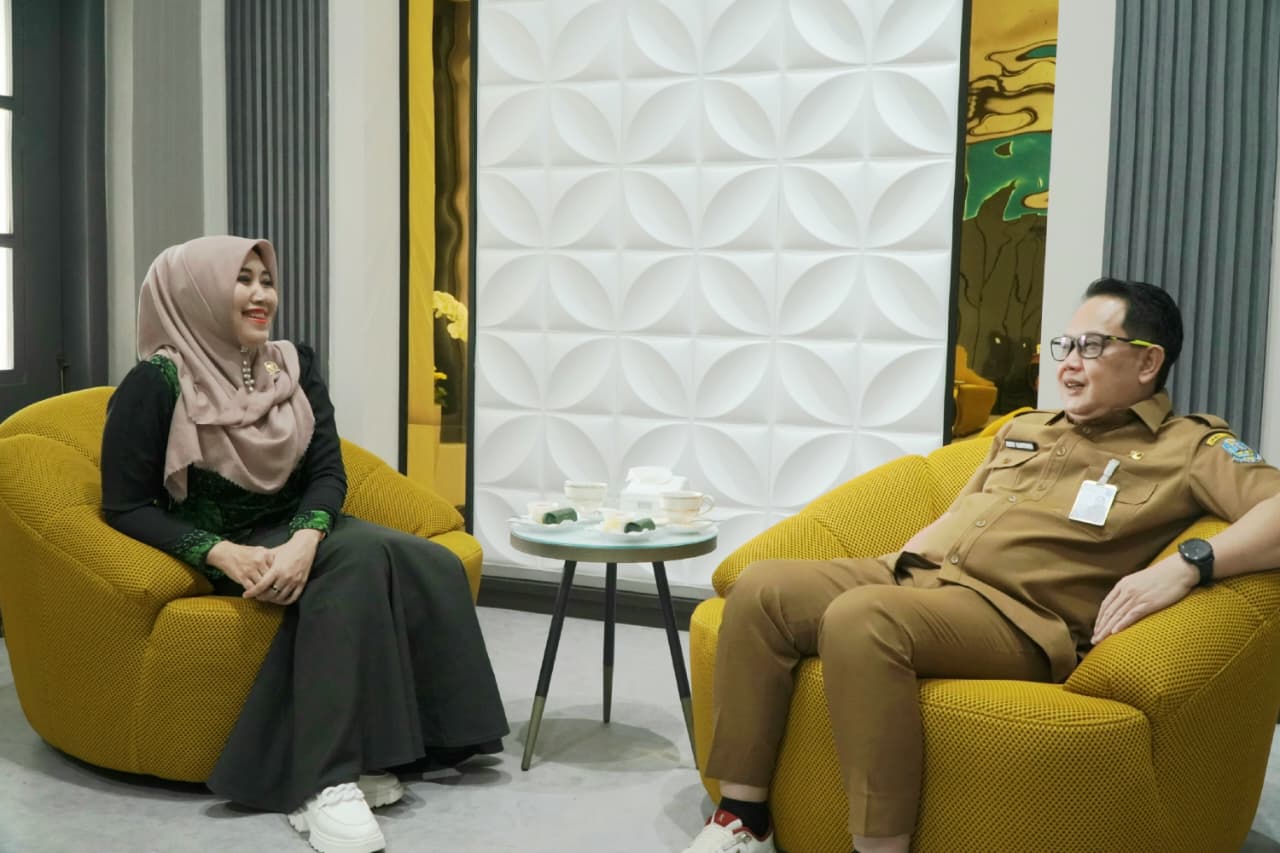 KOMPAK: Anggota DPD RI Lia Istifhama sedang berdiskusi dengan Sekretaris Daerah Provinsi Jawa Timur, Adhy Karyono.