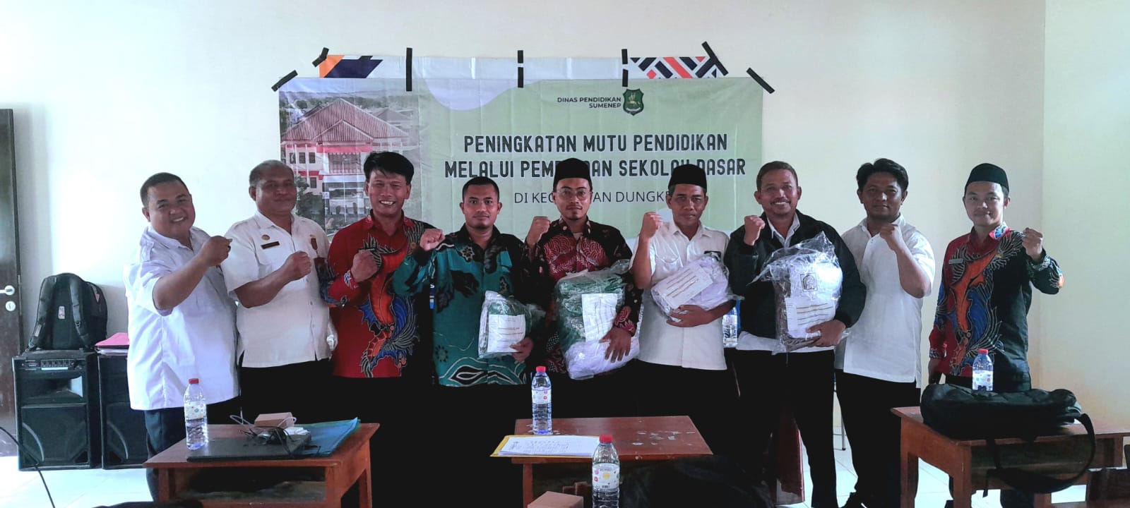 DISALURKAN: Petugas Dispendik Sumenep menyalurkan bantuan seragam pada sekolah di Kecamatan Dungkek Rabu (8/1).