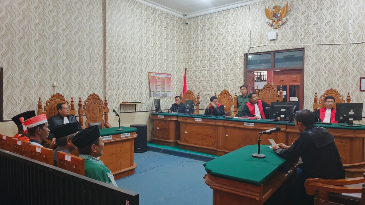 MENYIMAK: Empat terdakwa mengikuti sidang pembacaan tuntutan kasus penganiayaan ODGJ di Pengadilan Negeri Sumenep, Rabu (7/01)