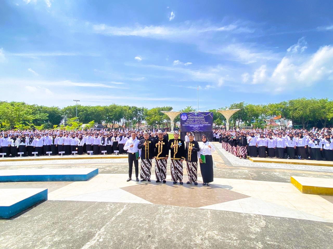 JADI ASN: Bupati Sampang ditemani Wabup, Sekkab, dan kepala BKPSDM berfoto bersama dengan PPPK paro waktu saat pelantikan Selasa (23/12/25).