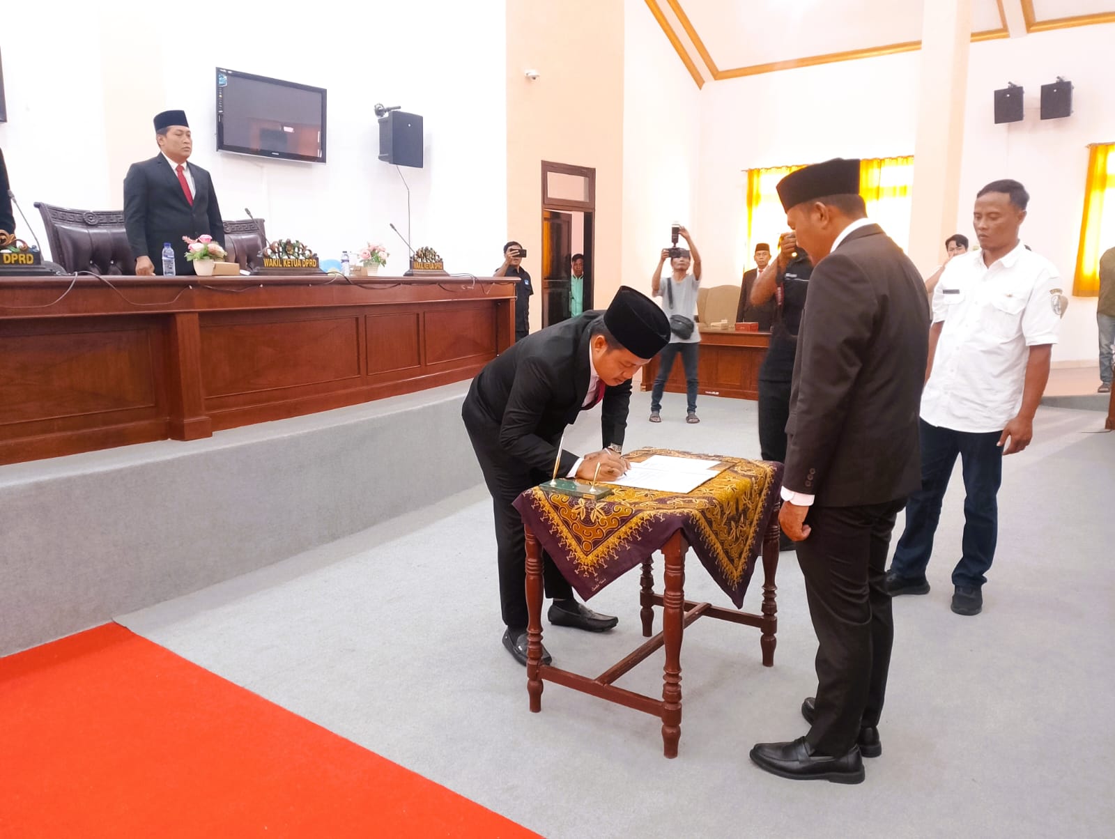 WAKIL RAKYAT: Ketua DPRD Sampang Rudi Kurniawan menandatangani SK PAW saat sidang paripurna, Rabu (7/01).