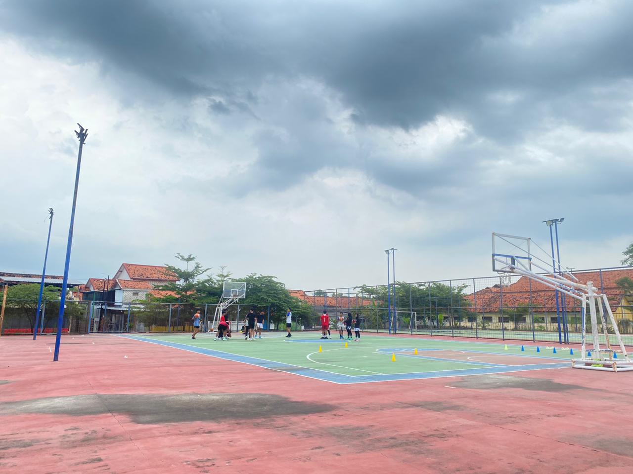 SUMBER PENDAPATAN: Sejumlah atlet saat menggunakan fasilitas di area SSC yang dikelola Disporabudpar Sampang, Rabu (7/01).