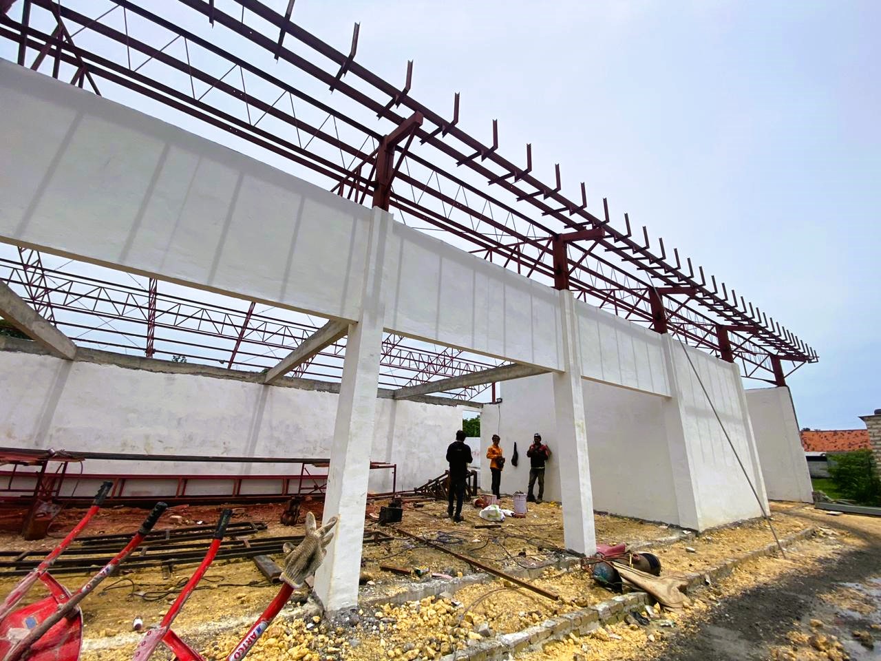 ISTIRAHAT: Pekerja hendak istirahat di area KMP Desa Taddan, Kecamatan Camplong, Rabu (7/01).