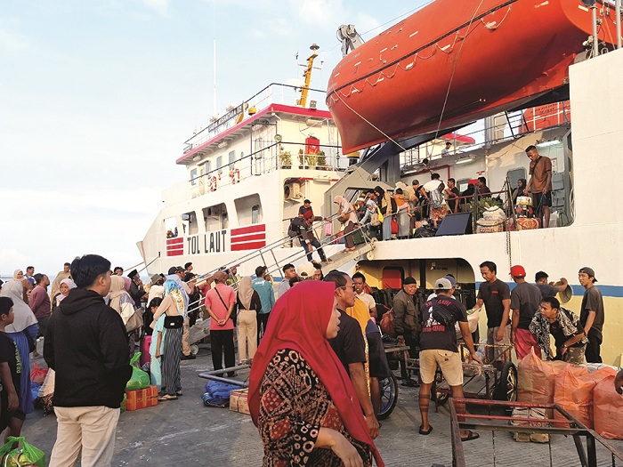 ANTRE: Ratusan warga kepulauan antre saat hendak menaiki kapal di Pelabuhan Kalianget, Sumenep, Selasa (6/1). (MOH. LATIF/JPRM)