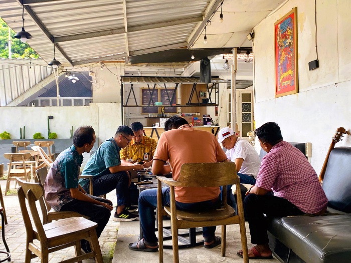 SATU MEJA: Perwakilan Kemensos RI dan SDM PKH serta pihak pelapor bertemu di salah satu warkop di Pamekasan Kamis (8/1). (MOH. IQBAL AFGANI/JPRM)