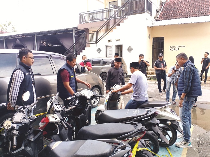 DIPERTEMUKAN KEMBALI: Ahmad Muzammil mengecek kendaraannya di Polres Sampang Jumat (9/1). (UBAIDILLAHIR RAIE/JPRM)