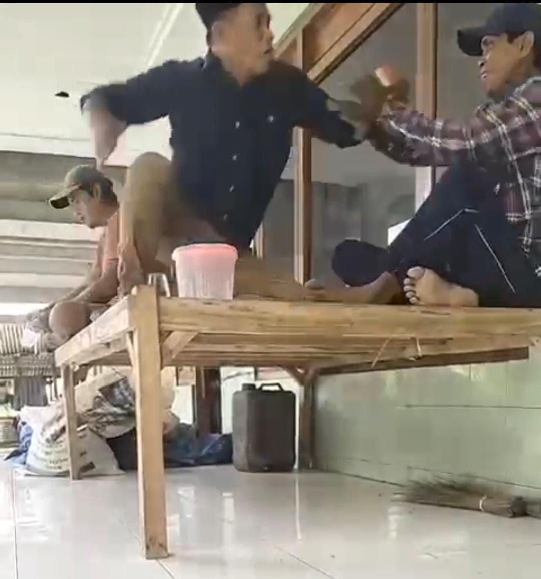 DIREKAM: Kepala Desa Angkatan Hudri (baju hitam) melakukan penganiayaan terhadap warganya, Rabu (14/5/2025).