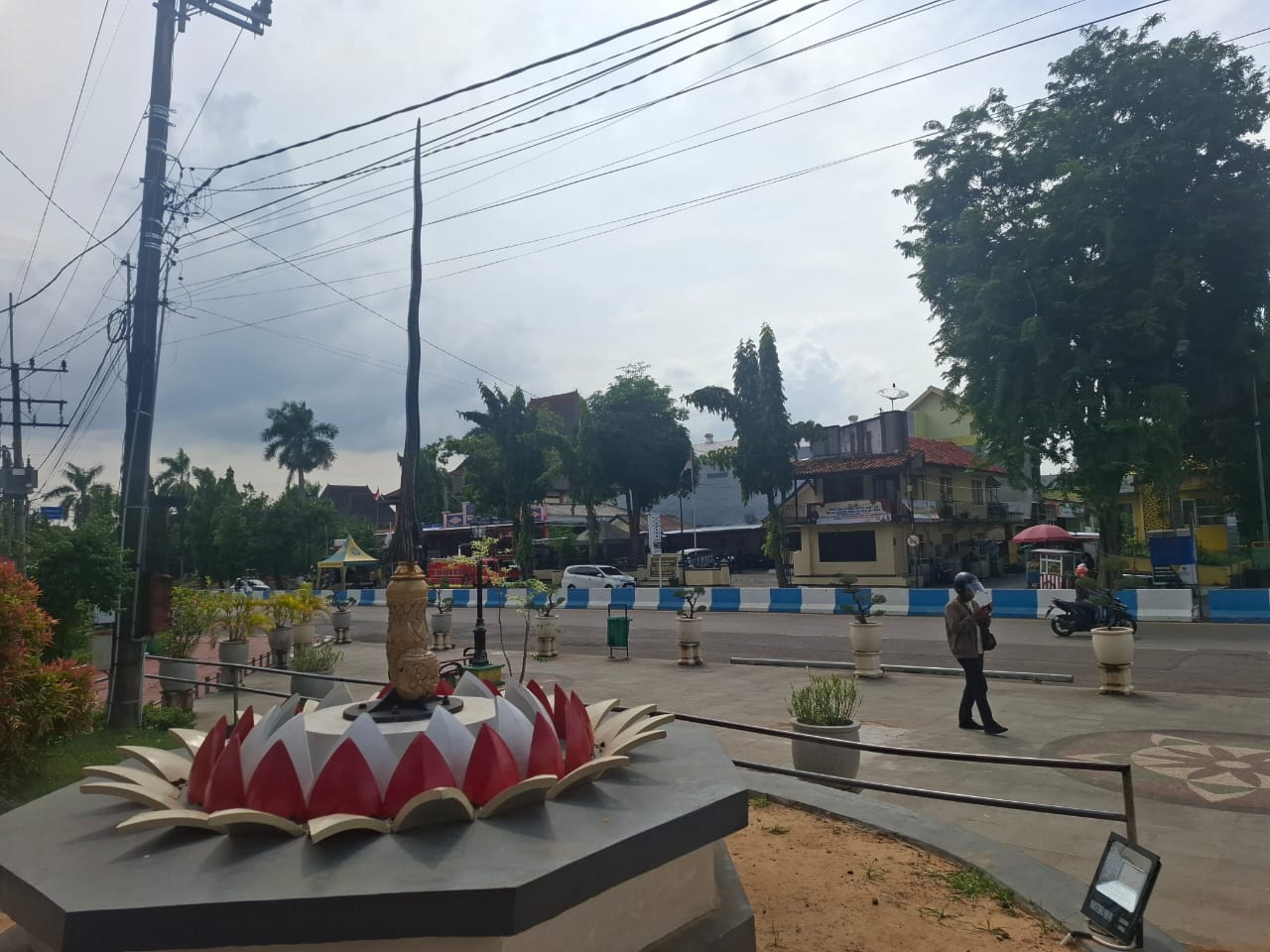 LENGANG: Masyarakat berada di sekitar tugu keris di Taman Bunga Pottre Koneng, Sumenep, Kamis (9/01).