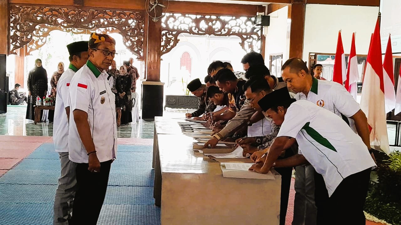 OPTIMISTIS: Pengurus KONI Pamekasan periode 20252029 berfoto bersama usai pelantikan di Pendopo Ronggosukowati, Kamis (8/01).