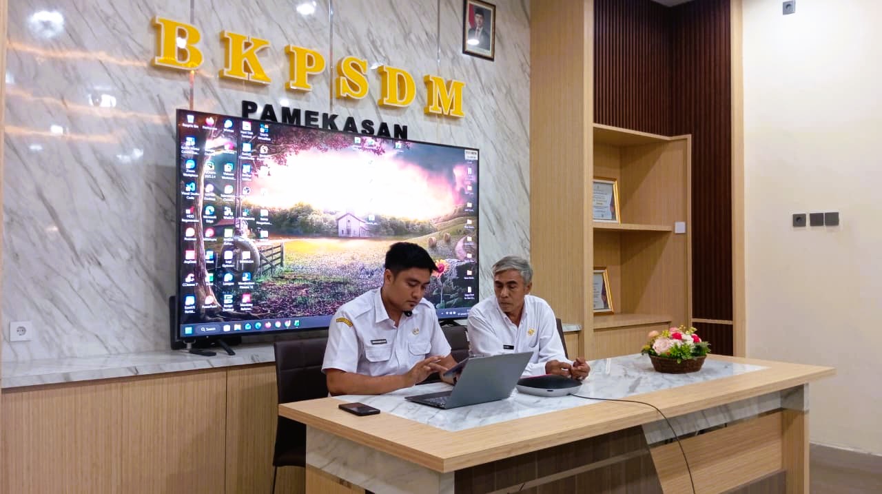 BEKERJA: Pegawai BKPSDM Pamekasan saat beraktivitas di kantornya, Rabu (7/1).