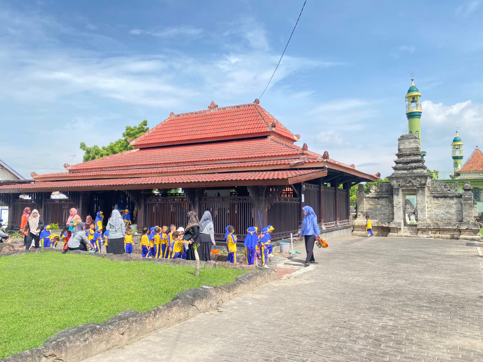 EDUKASI: Pengunjung berada di sekitar wisata Makam Rato Ebuh, Sampang, Sabtu (13/12/2025).