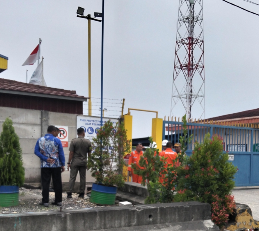 BERSITEGANG: Satpol PP Sampang berupaya masuk ke kantor PT Altus Logistik Indonesia, Jalan Raya Taddan, Kecamatan Camplong, Sampang, Kamis (8/1/2026).